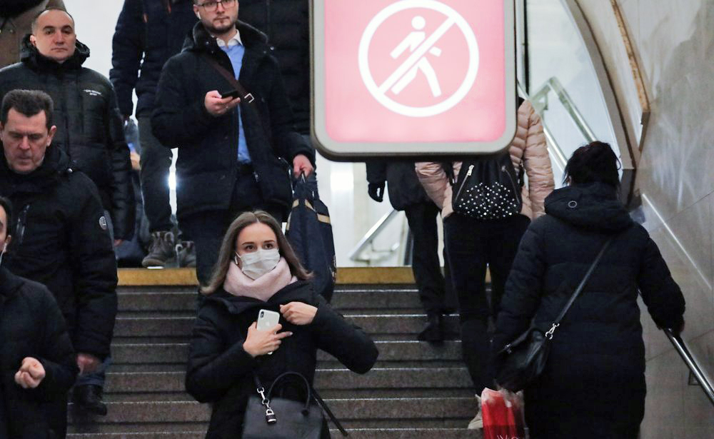 Пассажиры метро в медицинских масках