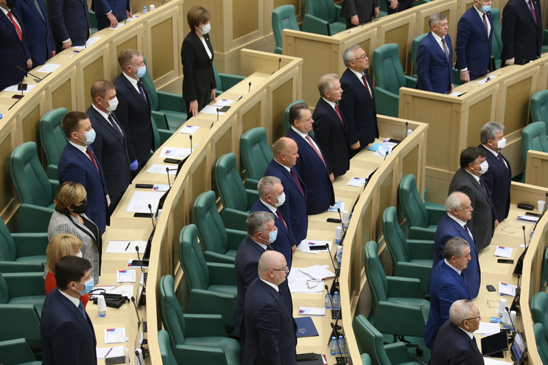 Сенаторы на заседании Совета Федерации 