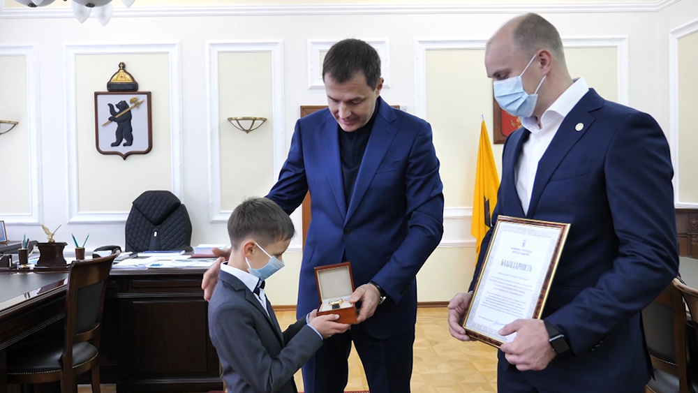 Награждение мальчика пострадавшего в пожаре