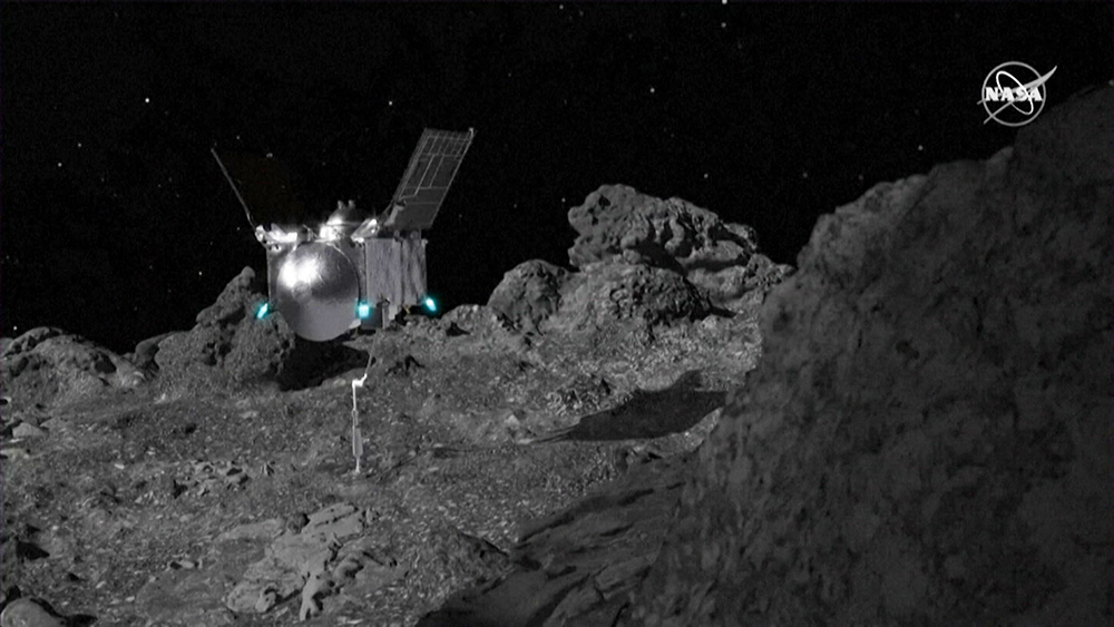 Космический зонд НАСА взял образцы грунта с астероида Бенну
