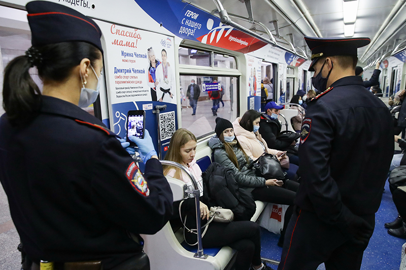 Соблюдение масочного режима в метро 