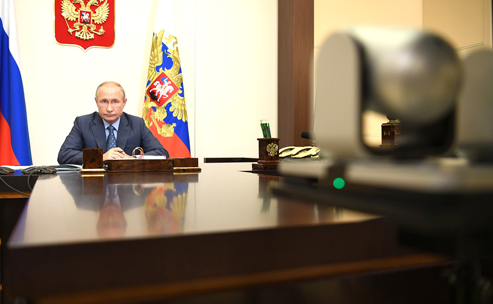Владимир Путин общается по видеосвязи
