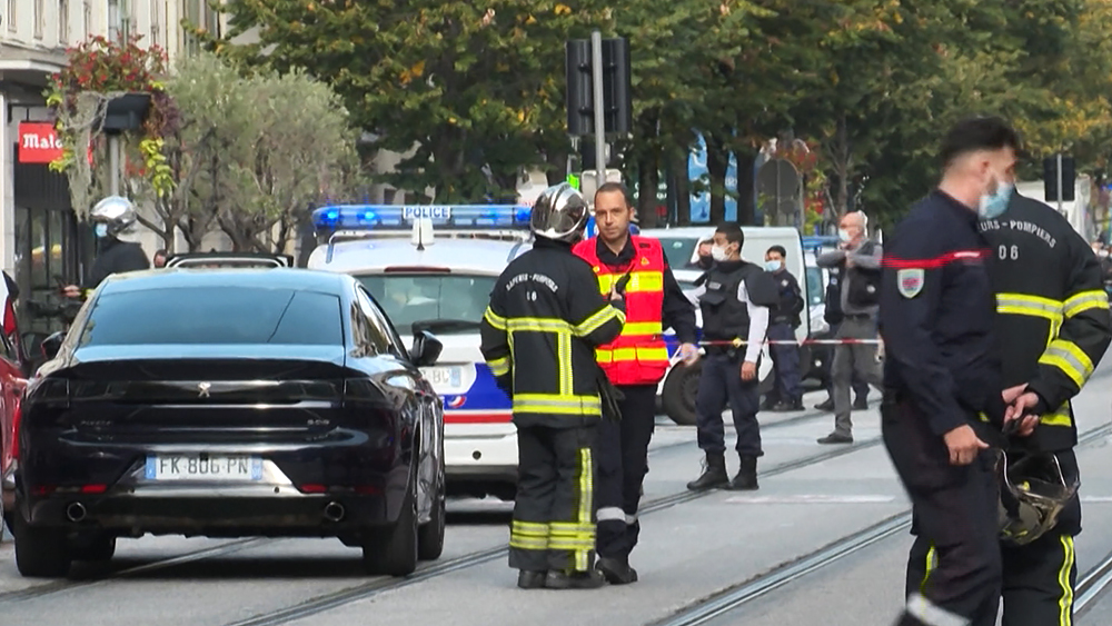 Экстренные службы Франции на месте нападения в Ницце  