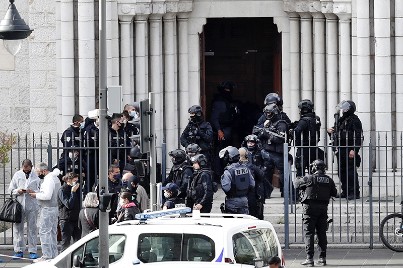 Полиция Франции на месте нападения в Ницце