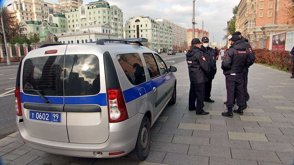 Полиция у посольства Франции в Москве