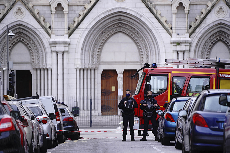 Экстренные службы Франции на месте нападения в Ницце