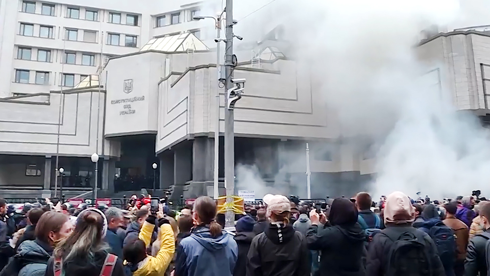Участники акции протеста у здания Конституционного суда в Киеве