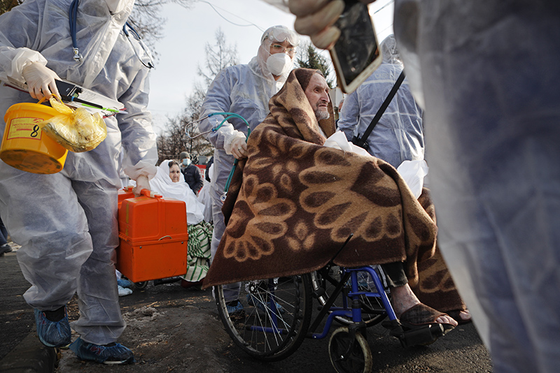 Врачи и пациенты во время эвакуации после пожара на территории Челябинской поликлинике