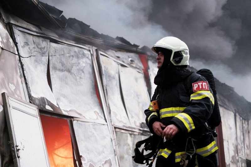 Сотрудник МЧС во время тушения пожара на складе