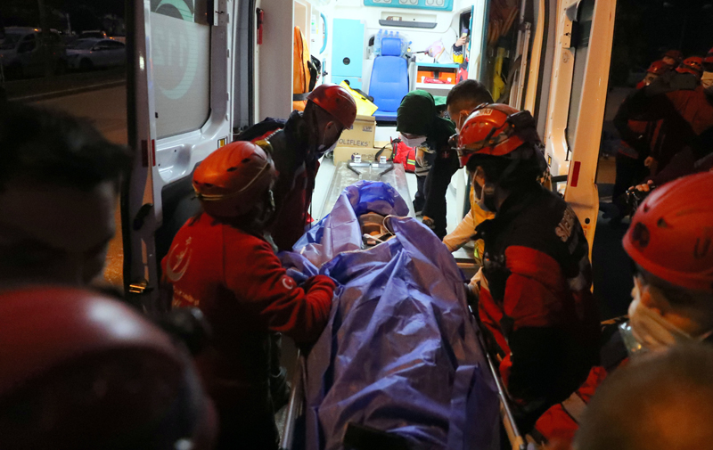 Поисково-спасательные работы после землетрясения магнитудой 7,0 в турецком Измире