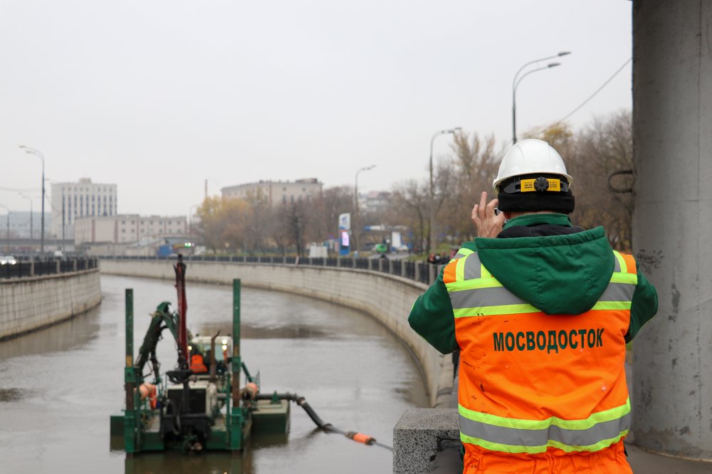 Чистка русла реки Яузы в центре Москвы