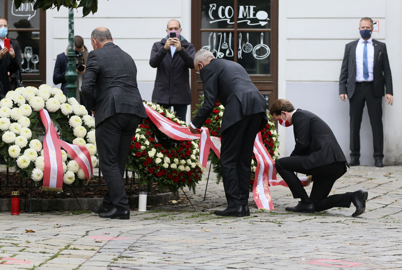 Канцлер Австрии Себастьян Курц на церемонии возложения венков на месте теракта в Вене