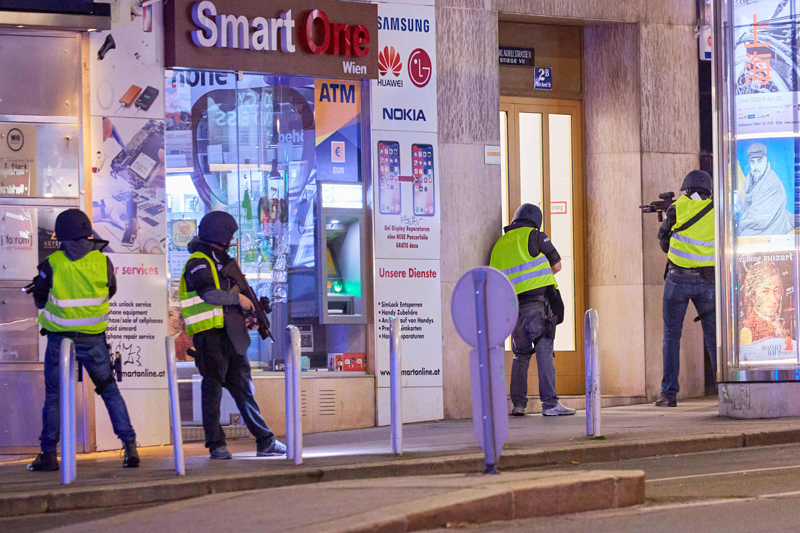 Полицейская операция по поиску злоумышленников, устроивших стрельбу в центре Вены  