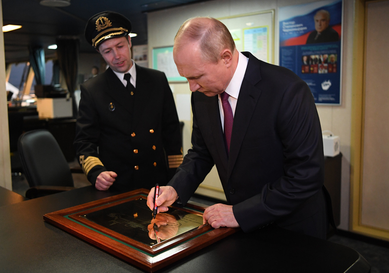 Владимир Путин во время посещения нового ледокола "Виктор Черномырдин"