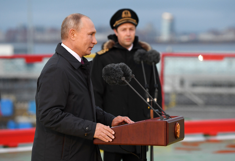 Владимир Путин выступает на церемонии поднятия флага на новом ледоколе "Виктор Черномырдин"