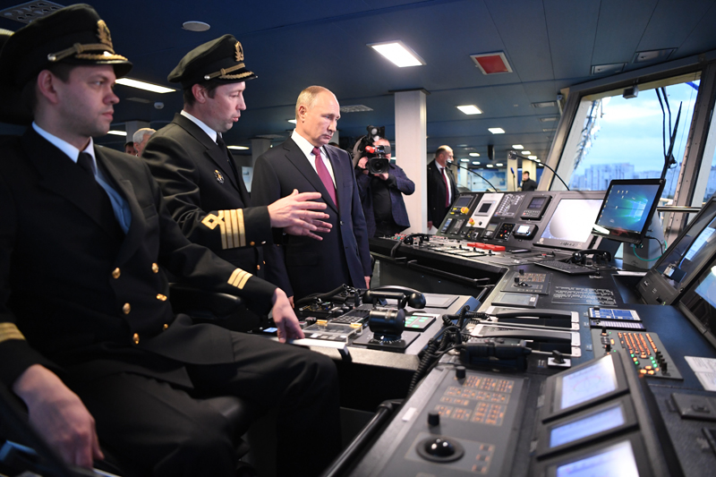 Владимир Путин во время посещения нового ледокола "Виктор Черномырдин"