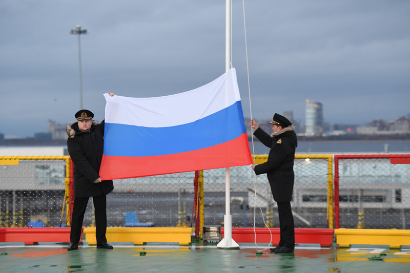 Церемония поднятия флага на новом ледоколе "Виктор Черномырдин"