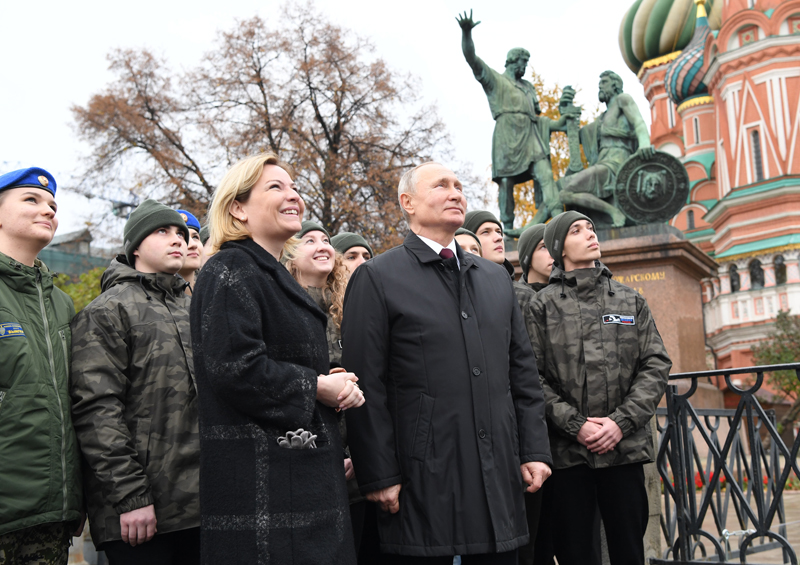 Владимир Путин вместе с представителями молодежных организаций слушают обновленный звон колоколов на Спасской башне Кремля