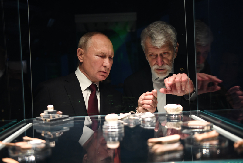 Владимир Путин во время экскурсии по новому Музею археологии Чудова монастыря