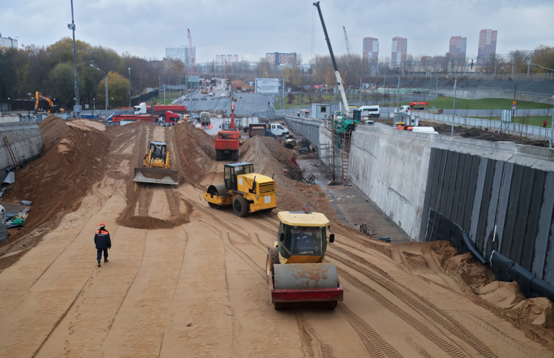 Строительные работы на участке Юго-Восточной хорды в Москве