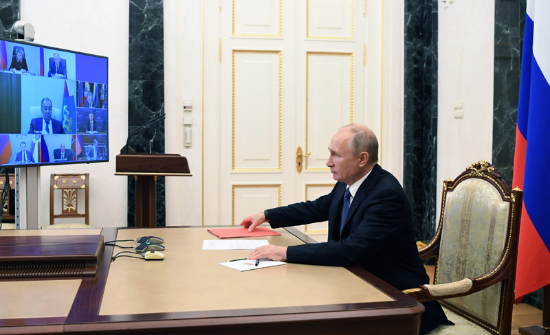 Владимир Путин проводит оперативное совещание с постоянными членами Совета безопасности
