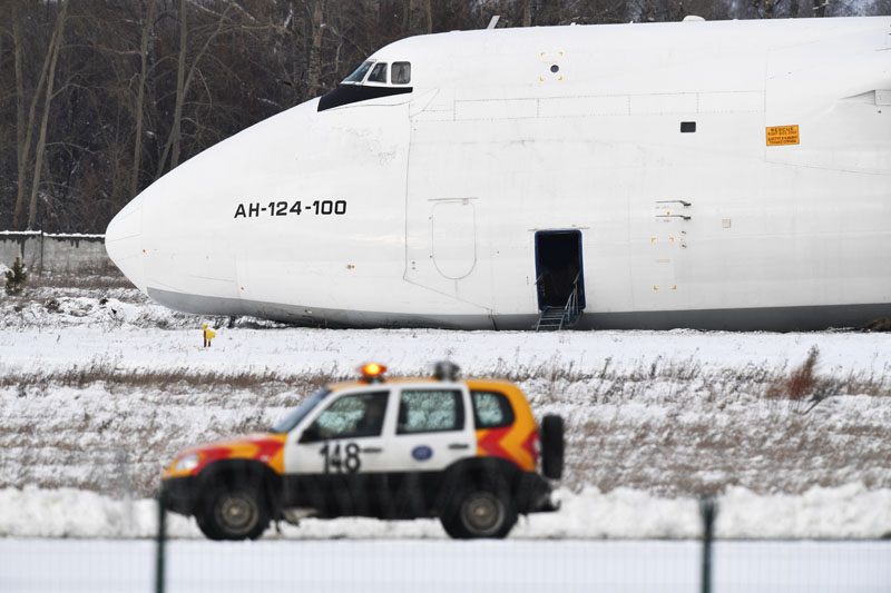 Самолет Ан-124 авиакомпании "Волга-Днепр" произвел вынужденную посадку из-за проблем с двигателем