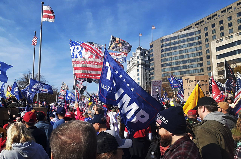 Участники акции в поддержку президента США Дональда Трампа в Вашингтоне