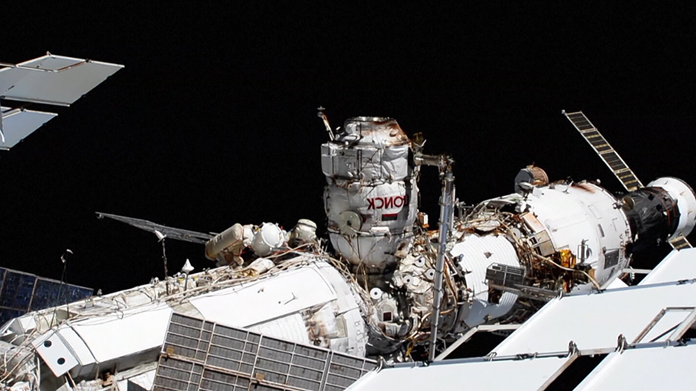 Космонавты работают в открытом космосе
