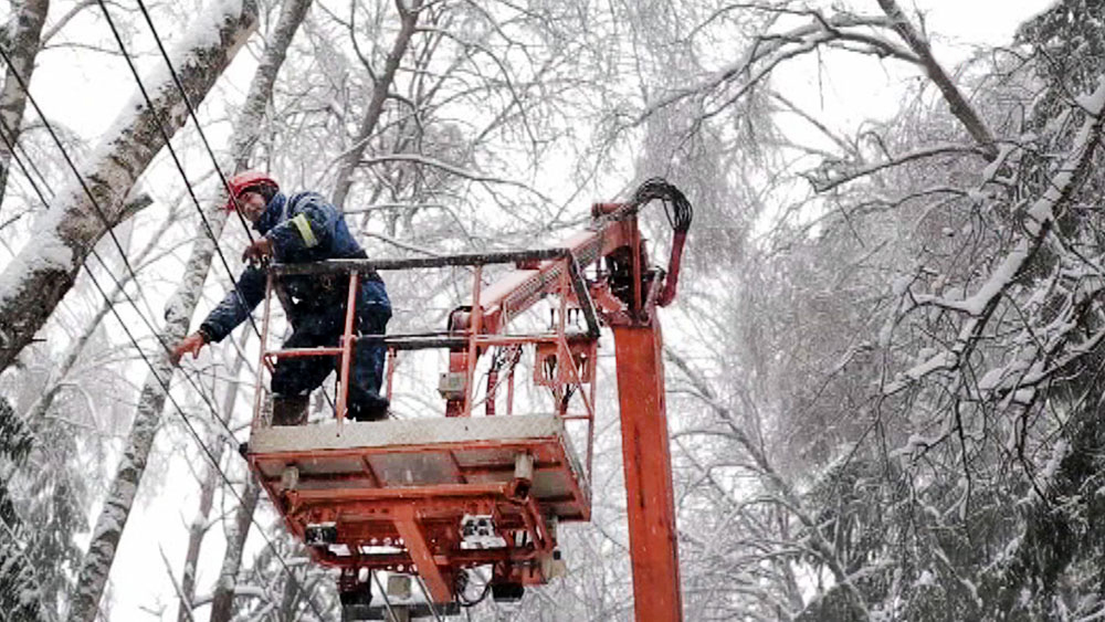 Электрики устраняют последствия ледяного дождя