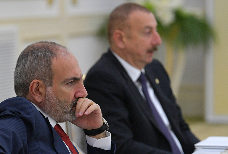 Никол Пашинян (слева) и Ильхам Алиев