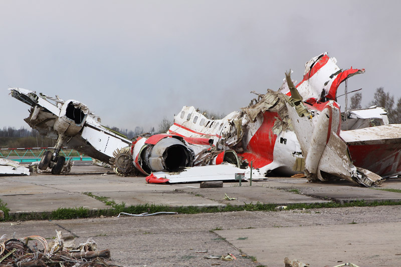 Обломки польского правительственного самолета Ту-154 на охраняемой площадке аэродрома в Смоленске
