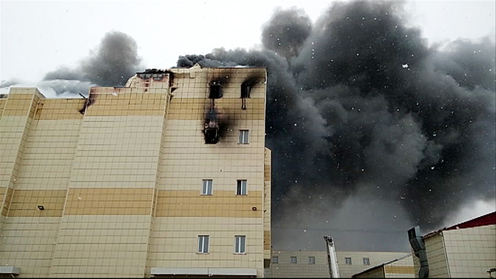 Пожар в ТЦ "Зимняя вишня" в Кемерове