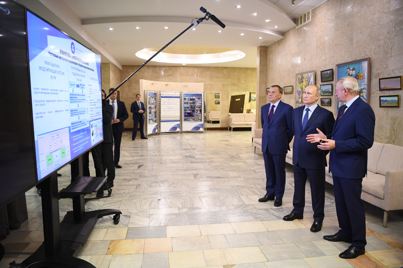 Владимир Путин во время осмотра выставки проектов Российского федерального ядерного центра в Сарове