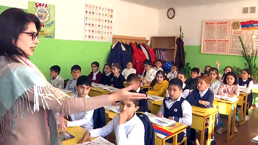 Дети на уроке в открывшейся школе в Степанакерте