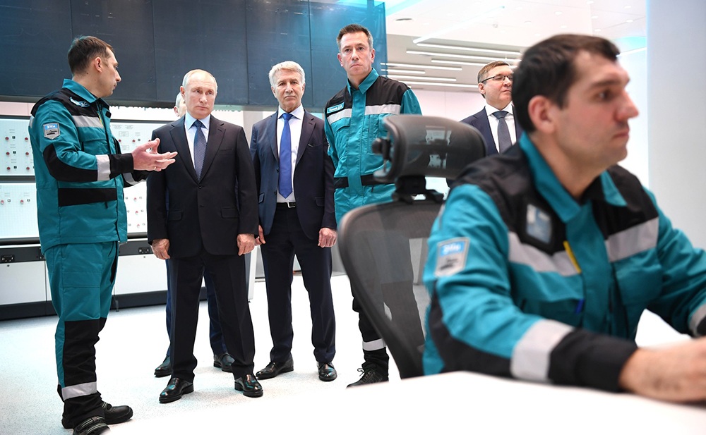 Владимир Путин посетил нефтехимический комбинат "ЗапСибНефтехим"
