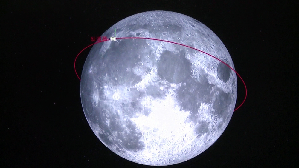 Китайский зонд "Чанъэ-5" на орбите Луны
