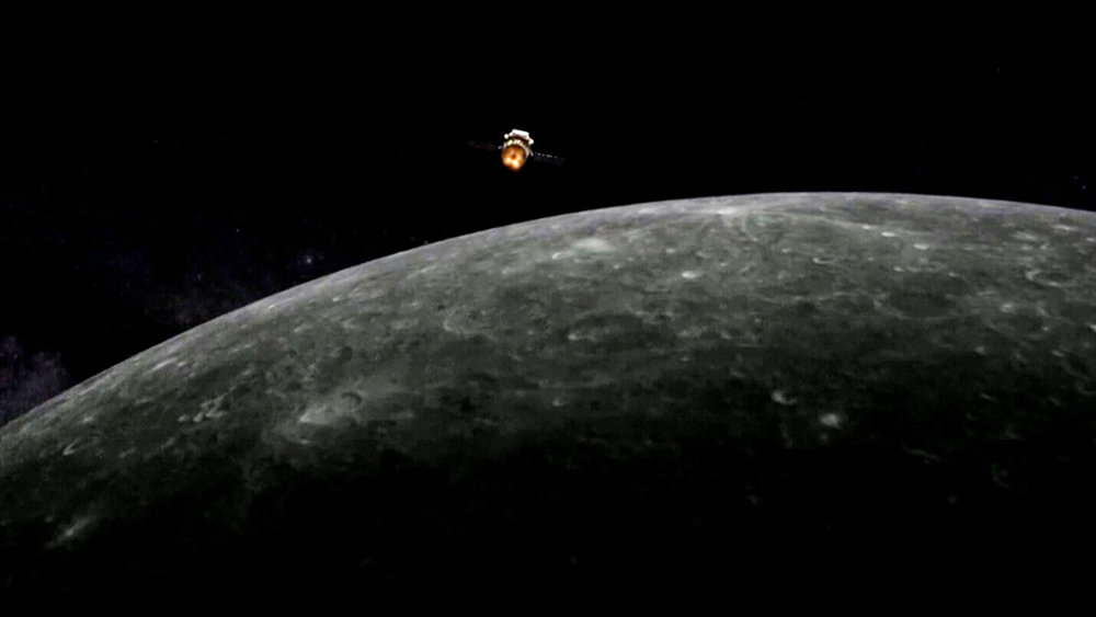 Китайский зонд "Чанъэ-5" на орбите Луны