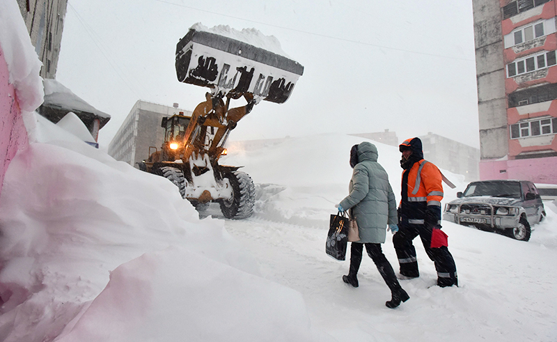 Последствия сильного снегопада в Норильске