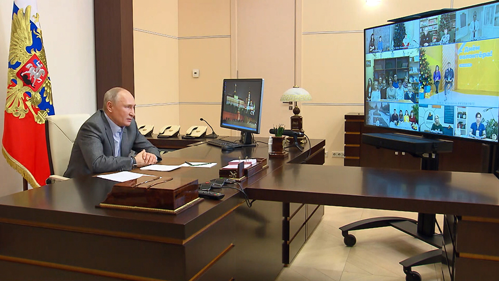 Владимир Путин общается с волонтерами по видеосвязи