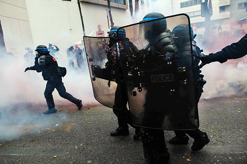 Полиция Франции во время беспорядков в Париже