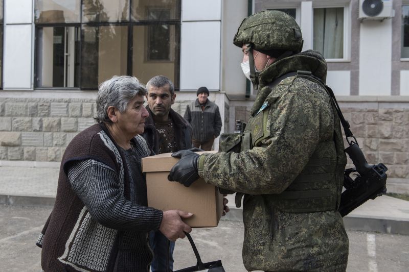 Раздача гуманитарной помощи в Нагорном Карабахе