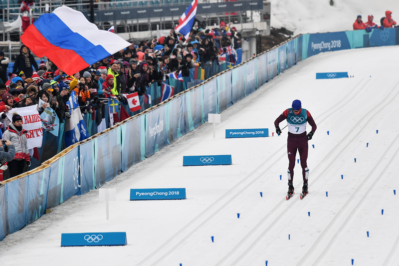 Российский спортсмен Александр Большунов финиширует на дистанции