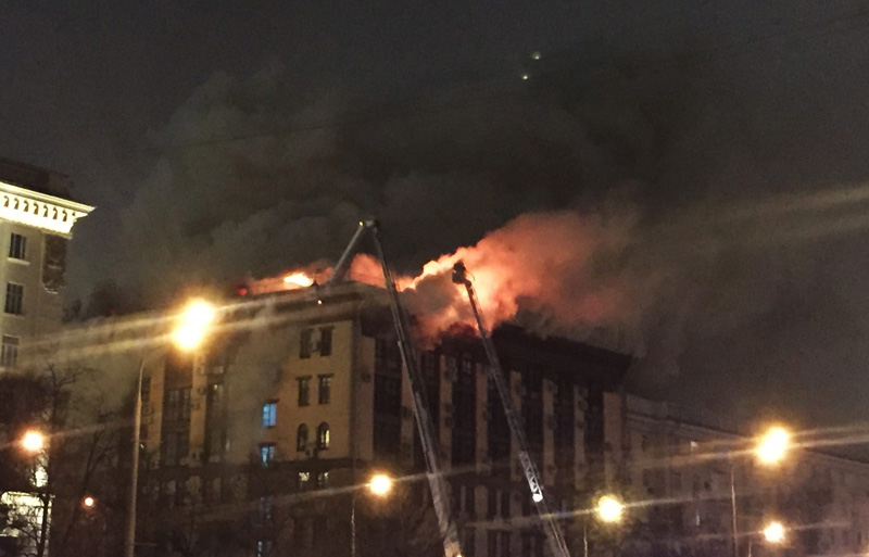 Пожар в здании Мосгоргеотреста в Москве