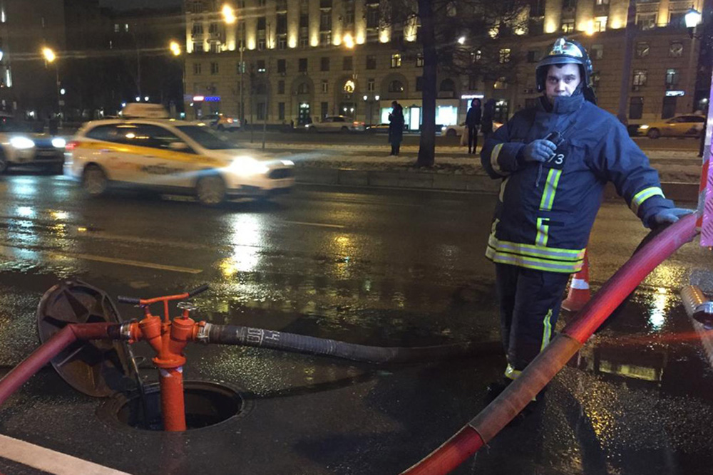 Пожар в здании Мосгоргеотреста в Москве