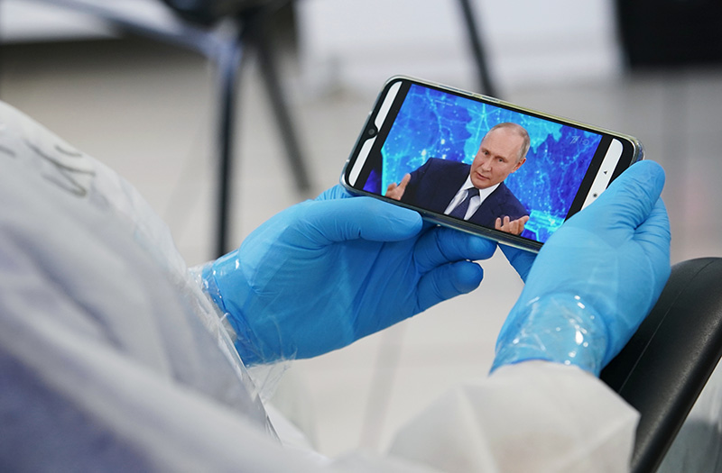 Медики смотрят трансляцию Владимира Путина