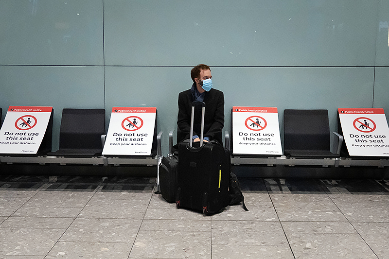 Пассажиры в аэропорту в Великобритании