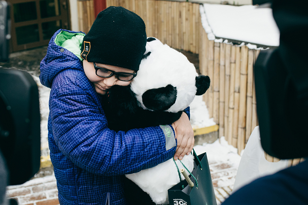 Мальчик Саша обнимает игрушечную панду