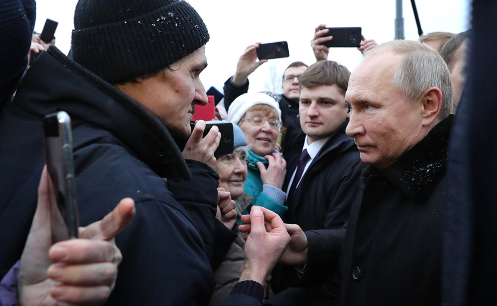 Владимир Путин общается с жителями