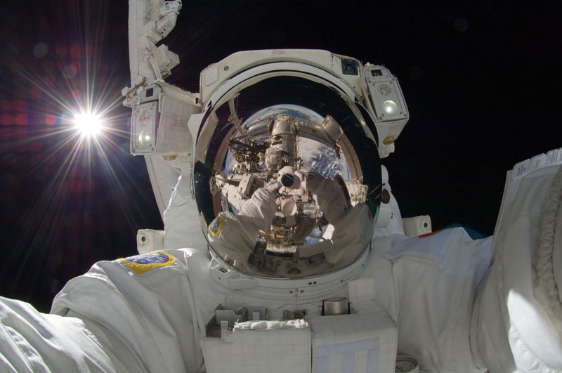 Космонавт в открытом космосе 