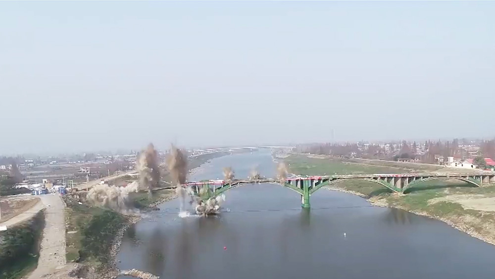 Снос моста в Китае